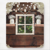 Rustikale Barnhütte mit Blick auf Pinienwald Mousepad (Vorne)