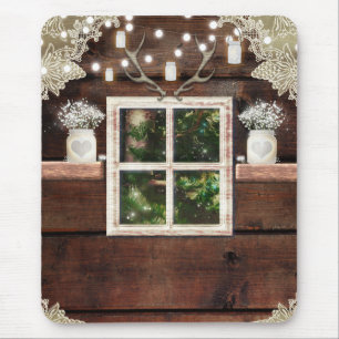 Rustikale Barnhütte mit Blick auf Pinienwald Mousepad