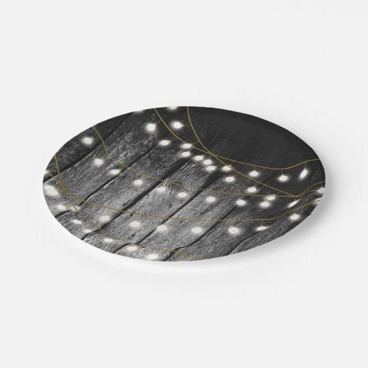 Rustikale Barschschwarz Holz Gold String Lights Pappteller (Schrägansicht)