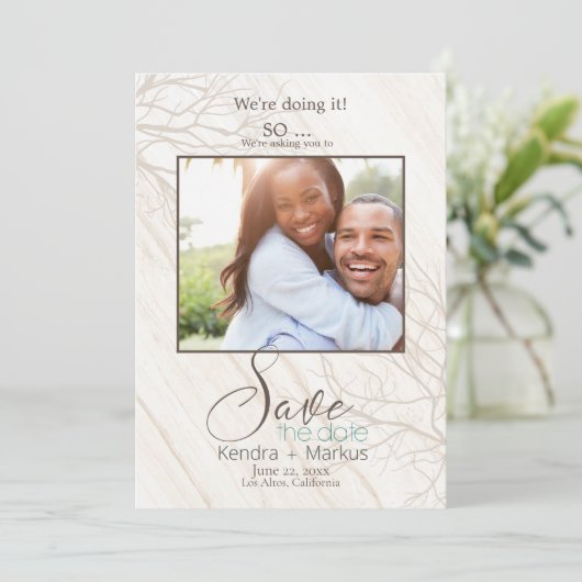 Rustikale Bäume, die wir Save the Date machen Einladung (Stehend Vorderseite)
