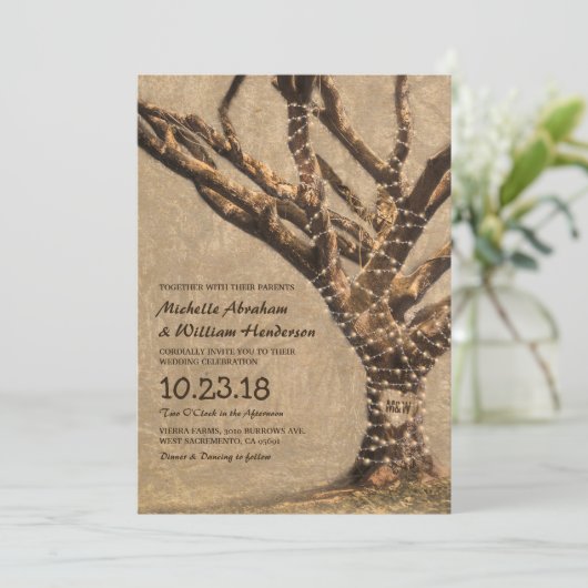 Rustikale Bäume Hochzeit mit String Lights Einladung (Stehend Vorderseite)