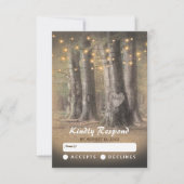 Rustikale Bäume & String Lights Hochzeit RSVP Karte (Vorderseite)