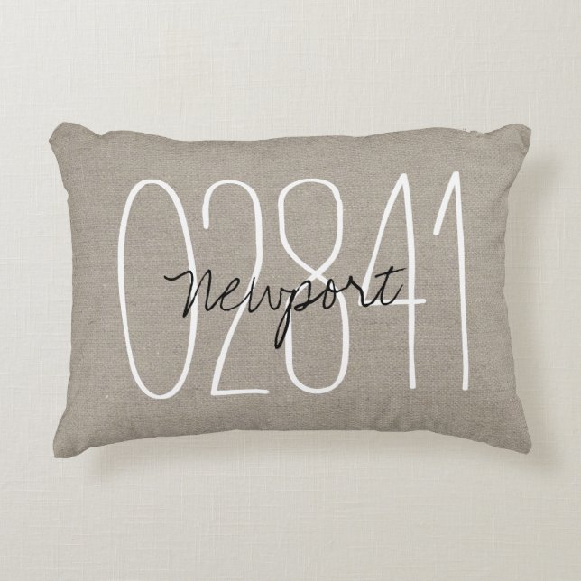 Rustikale Beige Custom Town und Zip Code Accent Pi Dekokissen (Vorderseite)