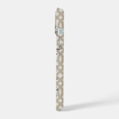 Rustikale Beige Trellis Monogram iPhone 15 Hülle (Linke Seite)
