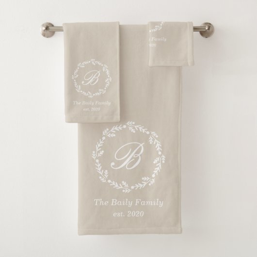 Rustikale Beige Winterkranz-Familienname Monogram Badhandtuch Set (Insitu)