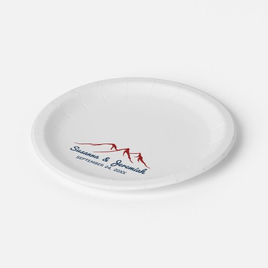 Rustikale Berge in Rot und Blau Hochzeitsempfang Pappteller (Schrägansicht)