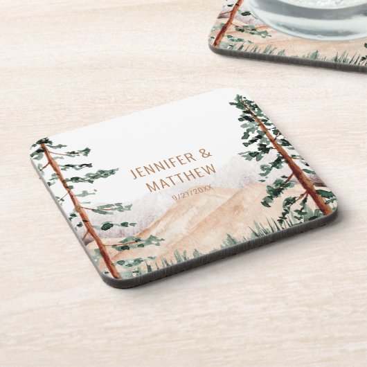 Rustikale Berglandschaft, Nebel, Pinienbäume Hochz Getränkeuntersetzer (Linke Seite)