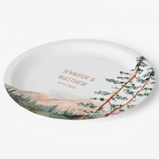 Rustikale Berglandschaft, Nebel, Pinienbäume Hochz Pappteller (Schrägansicht)