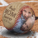 Rustikale beste Mama je Foto Baseball<br><div class="desc">Entdecken Sie das Geschenk, das "Beste Mama je" schreit! Diese rustikale Mama Baseball-Gabe ist eine schöne Hommage an diese unerschütterliche Liebe einer Mutter, mit einem sentimentalen Holzeffekthintergrund, Kindernamen und weiteren zwei anpassbaren Fotos, um sie zu einem Sake zu machen. Genau das, was Sie brauchen, um ihren nächsten Muttertag oder Geburtstag...</div>