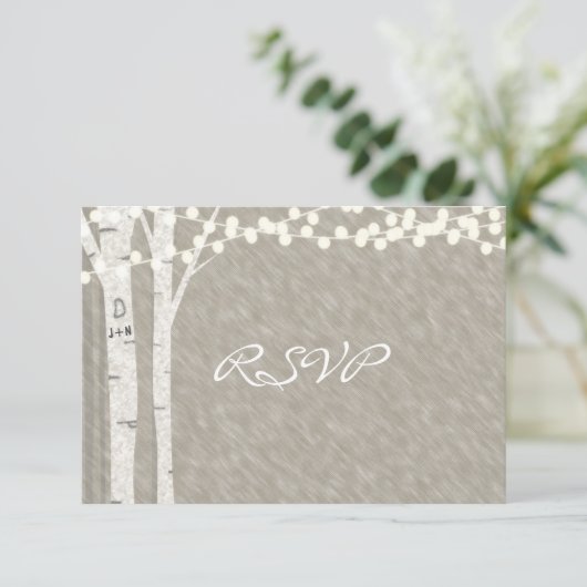 Rustikale Birch Tree String Lights RSVP Karte (Stehend Vorderseite)