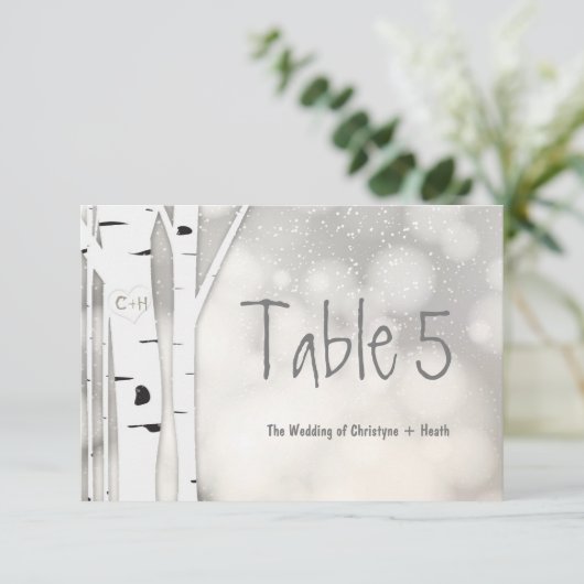 Rustikale Birch Tree Winter Snowy Tischnummer Card (Stehend Vorderseite)