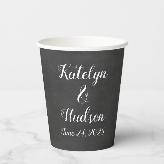 Rustikale Black Chalkboard Script Monogram Wedding Pappbecher (Rückseite)