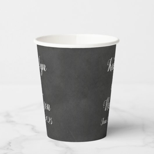 Rustikale Black Chalkboard Script Monogram Wedding Pappbecher (Links)