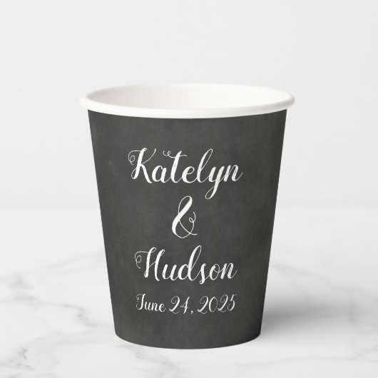 Rustikale Black Chalkboard Script Monogram Wedding Pappbecher (Vorderseite)