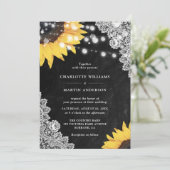 Rustikale Black Chalkboard Spitzen Sonnenblumen Ho Einladung (Stehend Vorderseite)