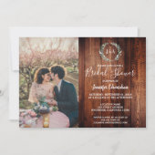 Rustikale Blätter auf Holz-Monogramm-Foto-Brautpar Einladung (Vorderseite)