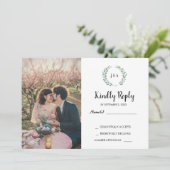 Rustikale Blätter auf Holz-Monogramm-Foto UAWG Wed Einladung (Stehend Vorderseite)