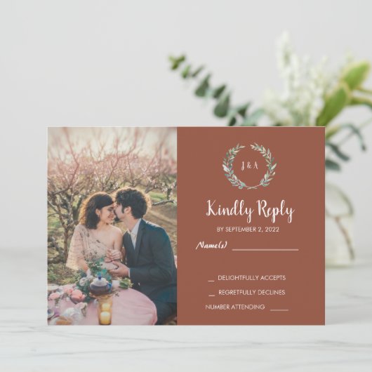 Rustikale Blätter auf Holz-Monogramm-Foto UAWG Wed Einladung (Stehend Vorderseite)