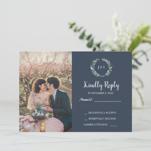 Rustikale Blätter auf Holz-Monogramm-Foto UAWG Wed Einladung (Stehend Vorderseite)