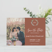 Rustikale Blätter Monogramm Foto Save the Date Einladung (Stehend Vorderseite)