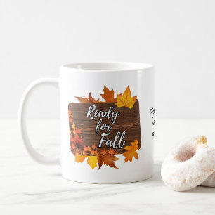 Rustikale Blätter und Holz bereit für Herbst Tasse