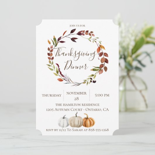 Rustikale Blätter und Pumpkins Erntedank Abendesse Einladung (Stehend Vorderseite)