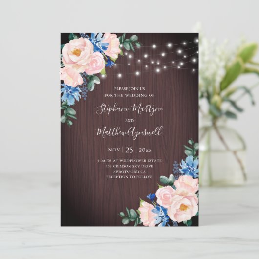Rustikale blaue Blush String Lights Wood Wedding Einladung (Stehend Vorderseite)