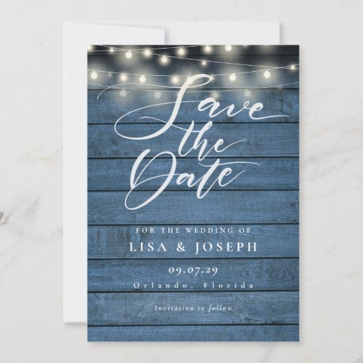 Rustikale blaue Holz-Lichterkette Skript Hochzeit Save The Date (Vorderseite)
