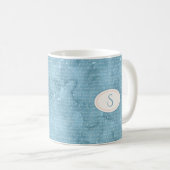 Rustikale blaue Monogramm Floral Typografie Kaffeetasse (VorderseiteRechts)