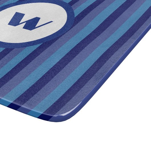 Rustikale blaue Monogramm und Streifen Schneidebrett (Ecke)