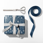 Rustikale blaue und weiße Weihnachtsbäume Geschenkpapier