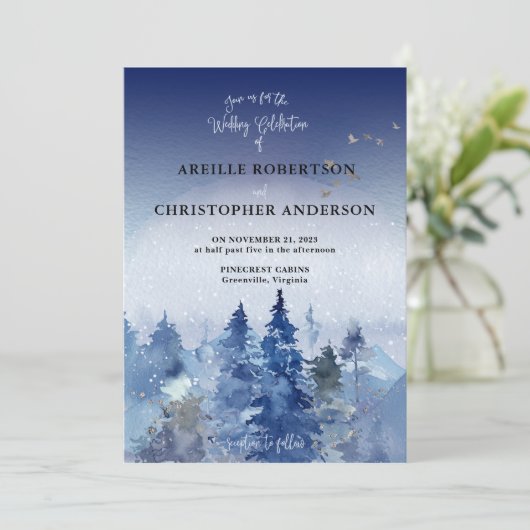 Rustikale Blue Pine Misty Forest Wedding Einladung (Stehend Vorderseite)