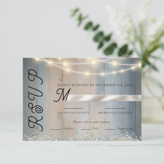 Rustikale Blue Wood & String Lights Wedding RSVP C (Stehend Vorderseite)