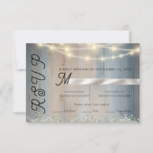 Rustikale Blue Wood & String Lights Wedding RSVP C Karte (Vorderseite)