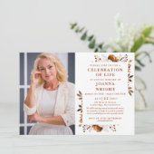 Rustikale Blumenfeier zum Foto der Lebensbeerdigun Einladung (Stehend Vorderseite)