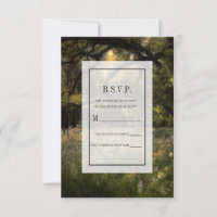 Rustikale, blumengeschmückte Waldbaumhochzeit RSVP