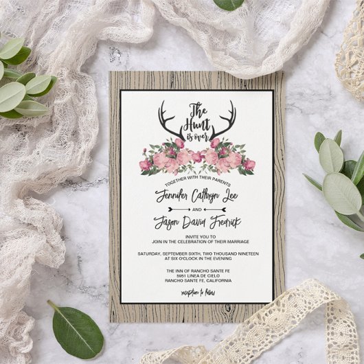 Rustikale Blumenholzjagd ist über Hochzeit RSVP