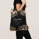 Rustikale Blumenzwiebelblüten Rose Hochzeitsmagie Tasche<br><div class="desc">Überraschen Sie Ihre Brautjungfrauen und Ihr Brautparty mit dieser wunderschönen Totentasche, die eine romantische Rose mit schwarzem Himmel und drei Zeilen Set mit individuellem Text auf atemberaubendem, schwarzem Hintergrund (einfach die Hintergrundfarbe ändern, um Ihren Hochzeitsfarben anzupassen) bietet. Fügen Sie Ihre Brautjungfrau, Trauzeugin, Matron, etc. Namen und Ihr Hochzeitstermin. Diese großzügige...</div>