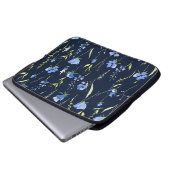 Rustikale Blüten: botanische Illustration. Laptopschutzhülle (Vorne Knopf)