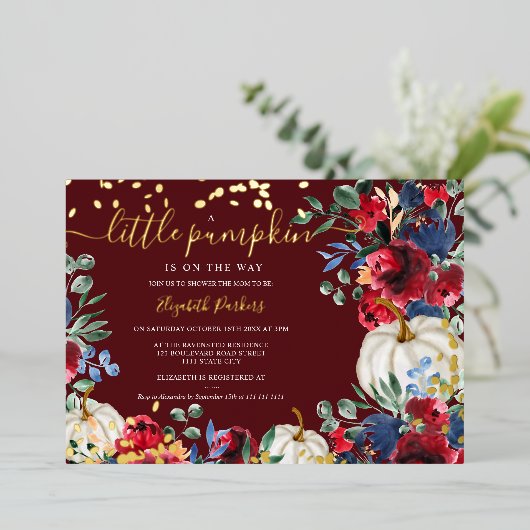 Rustikale bordeauxfarbene Kürbis Herbst Babydusche Folieneinladung (Stehend vorne)