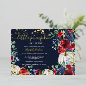 Rustikale bordeauxfarbene Kürbis Herbst Babydusche Folieneinladung (Stehend vorne)