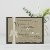 Rustikale Bow- und Burlap-Hochzeit Einladung (Stehend Vorderseite)