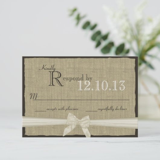 Rustikale Bow- und Burlap-Hochzeitsreaktion RSVP Karte (Stehend Vorderseite)