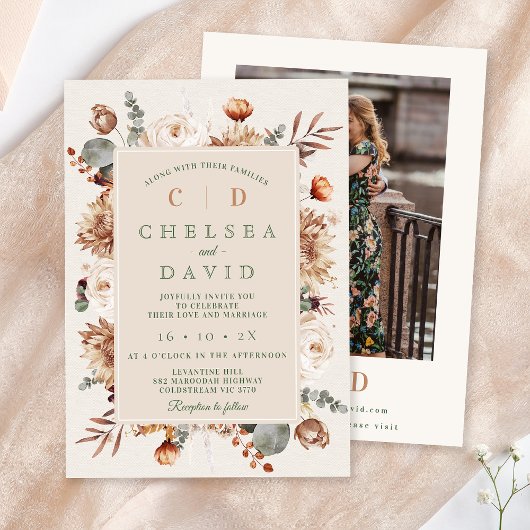 Rustikale Braun-Beige-Monogramm-Blumenzehen Einladung