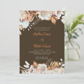 Rustikale braune Blume Boho Wood Brown Wedding Einladung (Stehend Vorderseite)