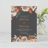 Rustikale braune weiße Blume Boho Gray Wedding Einladung (Stehend Vorderseite)