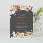 Rustikale braune weiße Blume Boho Gray Wedding Einladung (Stehend Vorderseite)