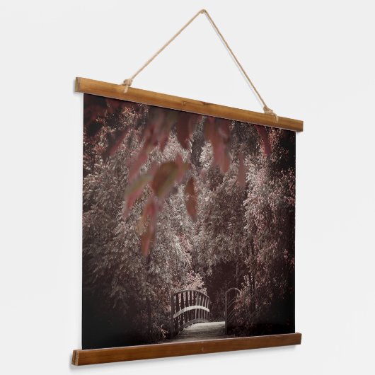 Rustikale Brücke Schöne Bäume Landschaft Wandteppich Mit Holzrahmen (Gewinkelt)