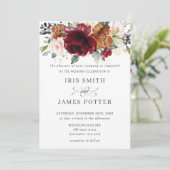 Rustikale Burgund Burnt Orange Blush Blumenhochzei Einladung (Stehend Vorderseite)