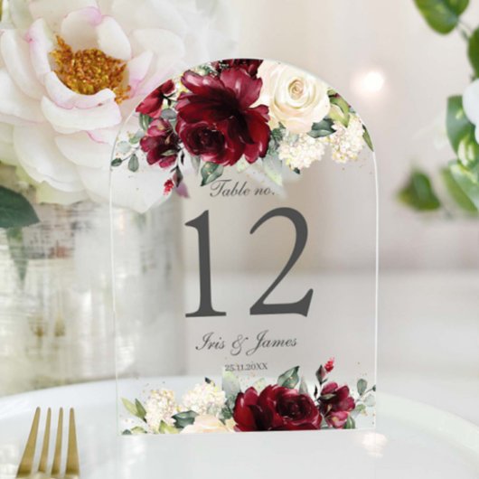 Rustikale Burgund Elfenbeinblütenhochzeit-Tischnum Acryleinladungen